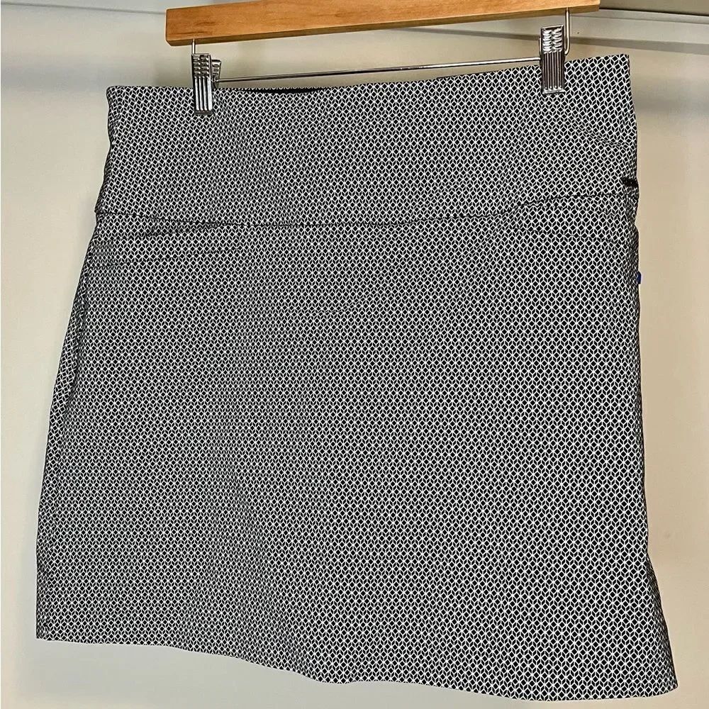 NWT- S.C. & Co. Women's 360 Degrees Tummy Control Skirt Geometric  Large